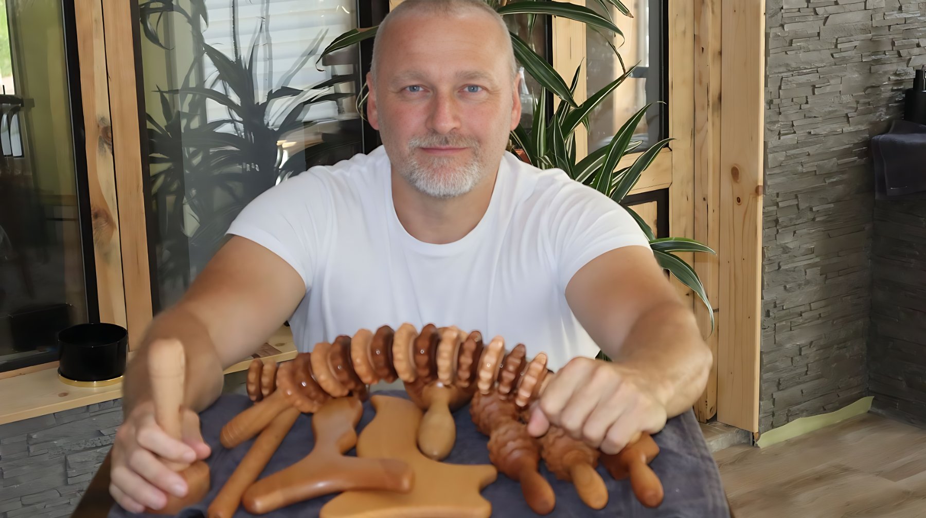 Richard Kulda s nástroji na maderoterapii
